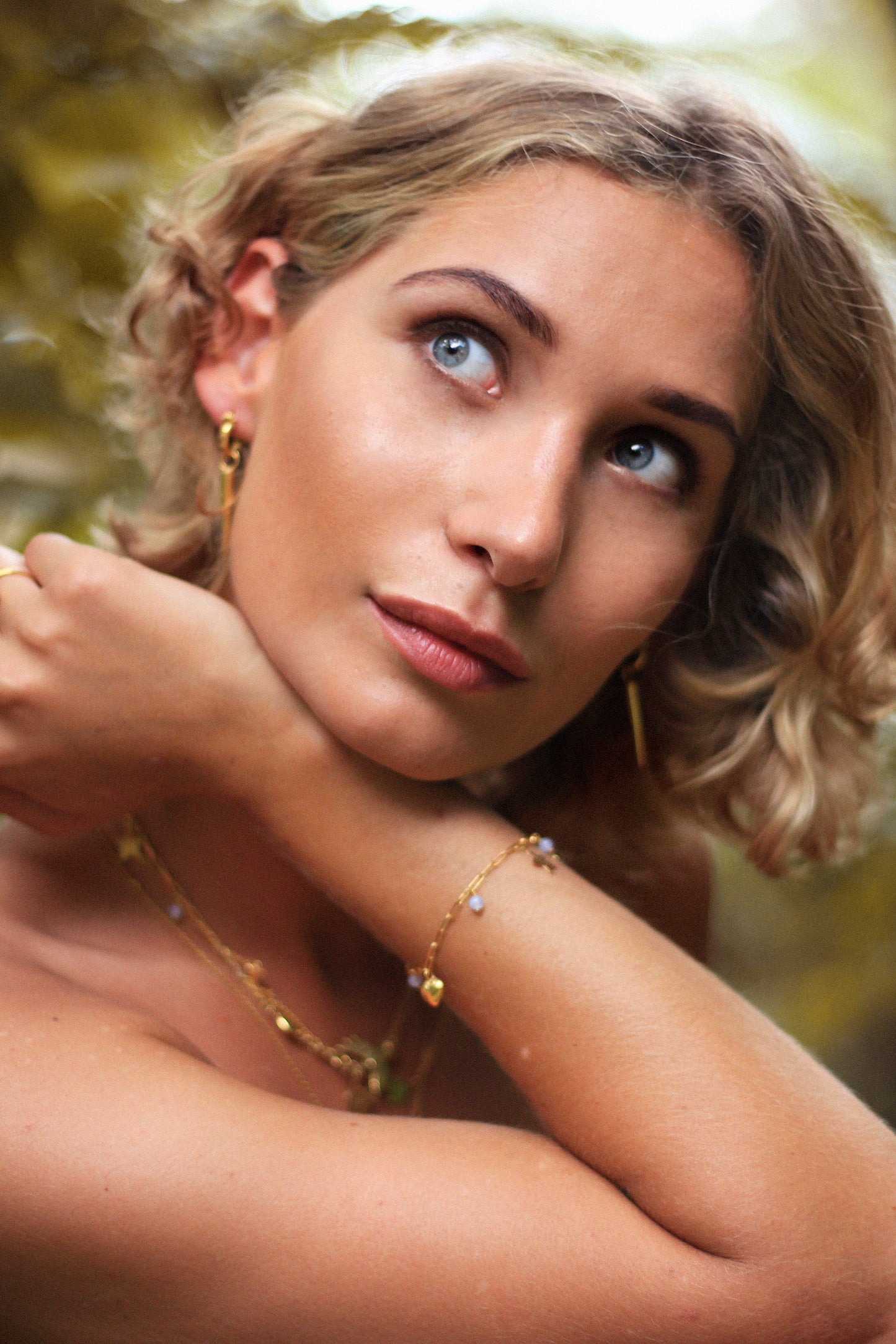 Gold bracelet with blue lace agate